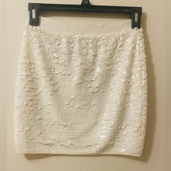 NWT BCBG Maxazria Percy White Sequin Scalloped Miniskirt SZ XSmall! - Picture 3 of 9
